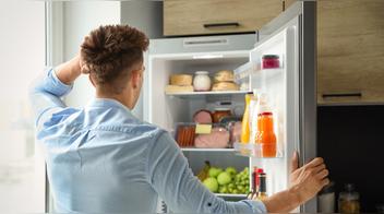 5 alimentos que no debes guardar en la puerta del refrigerador