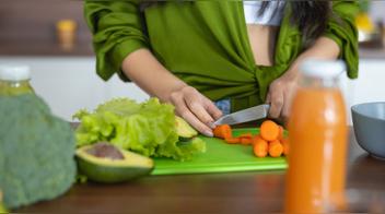 Por qué cortar en tablas de plástico libera microplásticos en la comida, esto explica una biotecnóloga