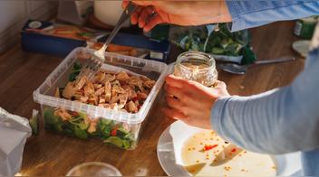 El riesgo de guardar comida en tupper de plástico y qué usar en su lugar