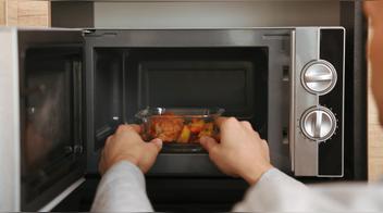 ¿Recalentar pollo o arroz? Cuidado: estos alimentos no van al microondas