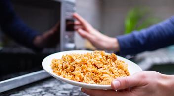 El riesgo de recalentar arroz sobrante: esto es lo que debes saber antes de consumirlo