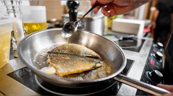 Cocinero revela cómo evitar que el pescado a la plancha se pegue en una sartén vieja