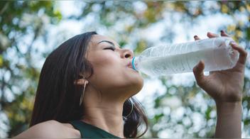 Beber agua en ayunas y antes de comer: el simple hábito que mejora tu salud