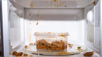 ¿Por qué algunos alimentos explotan en el microondas?