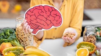 Los mejores alimentos para fortalecer la mente en adultos mayores