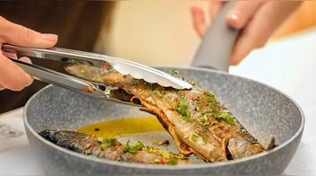 Chef revela el mejor truco para freír pescado sin que se despegue la piel