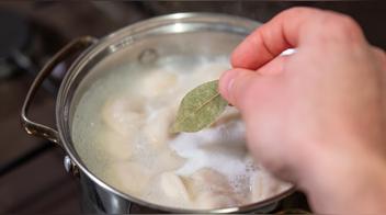 Conoce los beneficios de hervir hojas de laurel en casa