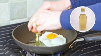Utiliza vinagre para evitar que los huevos se peguen a la sartén