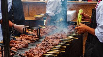Taste Atlas causa polémica tras asegurar que el anticucho es el mejor plato de Bolivia