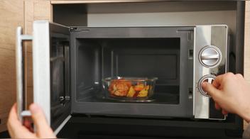 Microondas enchufado y sin usar: el consumo de energía que te está costando más de lo que piensas