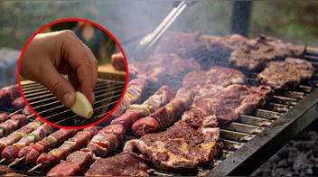 ¿Por qué algunos frotan un diente de ajo en la parrilla antes del asado?