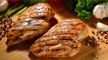 ¿Por qué tu pechuga de pollo siempre queda seca? Este truco cambiará tu forma de cocinarla