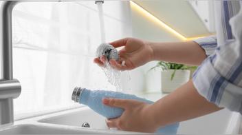 La manera correcta de limpiar termos y botellas, según expertos en salud alimentaria