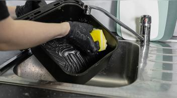 El truco que pocos conocen para limpiar el air fryer, según expertos