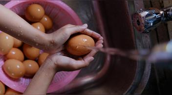 No laves el huevo antes de cocinarlo: esta es la peligrosa razón