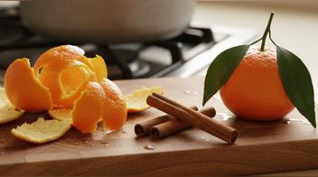 Hervir cáscaras de mandarina con canela: el truco natural que pocos conocen