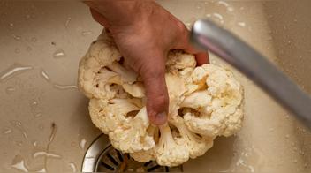 Ni cloro ni vinagre: el truco infalible para limpiar el coliflor y eliminar los bichos