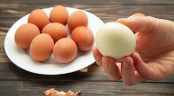 El truco casero definitivo para pelar los huevos cocidos sin que se rompan
