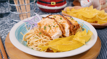 Tallarines con pavo y chifles