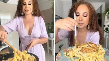 La receta evita la crema de leche para reducir calorías, utilizando leche evaporada y queso parmesano. Toma nota de los ingredientes y pasos necesarios para preparar esta comida equilibrada.