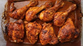 Descubre el secreto para preparar un pollo al horno jugoso y lleno de sabor, ideal para acompañar con puré o arroz. La chef María Lo revela el ingrediente clave en su receta.