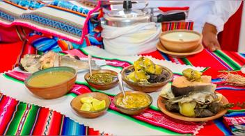 Entre las delicias destacan la trucha frita del Titicaca, el cancacho de cordero y el chicharrón de alpaca, reflejando la rica gastronomía puneña.
