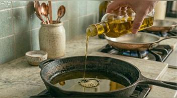 2 trucos caseros para saber si el aceite está caliente y lograr frituras más crocantes