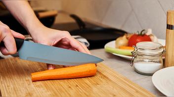 La elección entre estos cuchillos dependerá de tus recetas. El chef es perfecto para trozar y picar, mientras que el Santoku destaca en cortes finos y delicados, elevando tu técnica culinaria. Foto: Envato