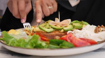 La mejor hora para cenar según la ciencia y tu reloj biológico