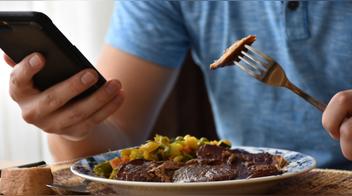 Comer con el celular: cómo afecta tus hábitos alimentarios