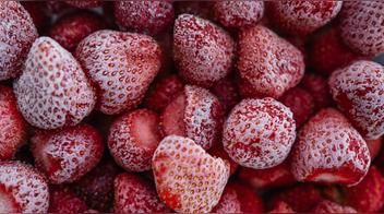 ¿Juntas o separadas? Así puedes congelar las fresas sin que se apelmacen