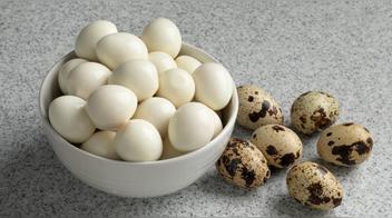 Truco para cocinar huevos de codorniz: tiempos exactos y cómo pelarlos sin romperlos