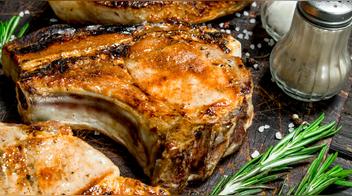 Mejor forma de cocinar chuletas de cerdo: dóralas y mantenlas jugosas