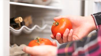 ¿Enteros o en trozos? Así puedes congelar tomates y aprovecharlos después