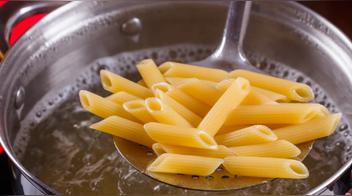 Cocinar pasta: cuándo retirarla del agua, según conocidos chefs