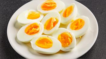 ¿Agua fría o hirviendo? El truco para cocinar huevos duros con la yema bien hecha