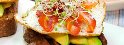 Tostones con palta, huevo y tocino Tostones con palta, huevo y tocino