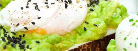 Tostones con palta, queso crema y huevo escalfado Tostones con palta, queso crema y huevo escalfado