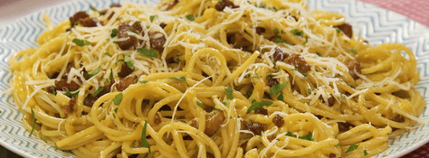Espaguetis a la carbonara con huevo (VIDEO)