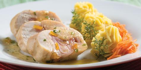 Enrollado de pollo con salsa de naranja. Enrollado de pollo con salsa de naranja.