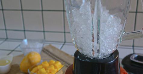 Ingredientes como el hielo dañan la cuchilla de la licuadora Ingredientes como el hielo dañan la cuchilla de la licuadora