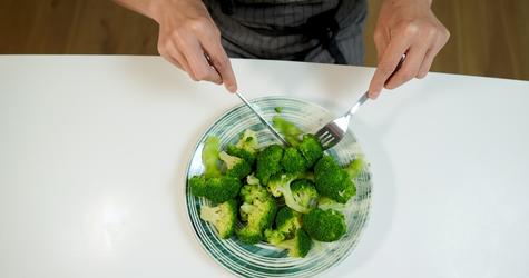 El brócoli tiene vitamina C, K, magnesio, hierro , potasio y antioxidantes. El brócoli tiene vitamina C, K, magnesio, hierro , potasio y antioxidantes.