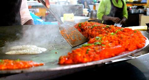 La comida callejera se prepara en condiciones insalubres. La comida callejera se prepara en condiciones insalubres.