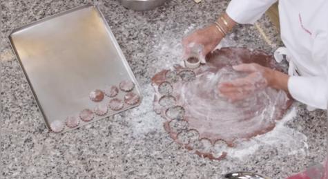 Recorta la masa con moldes a tu elección.    Recorta la masa con moldes a tu elección.