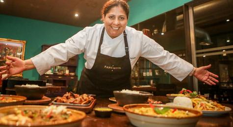 <strong>Martha Palacios</strong> mostrando sus platos <strong>Martha Palacios</strong> mostrando sus platos