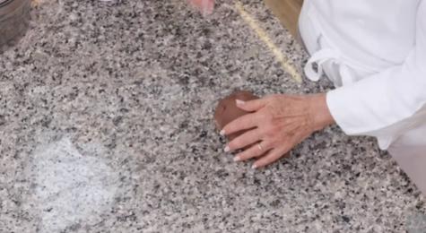 Coloca la masa en una superficie lisa para poder amasarla.    Coloca la masa en una superficie lisa para poder amasarla.