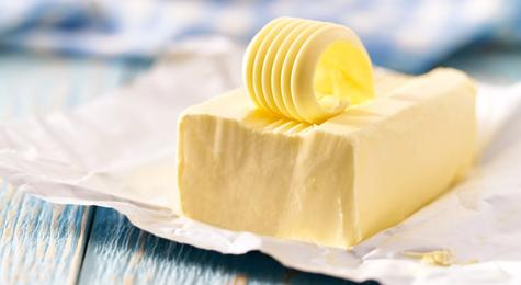 La mantequilla es el ingrediente secreto para un pollo jugoso.   