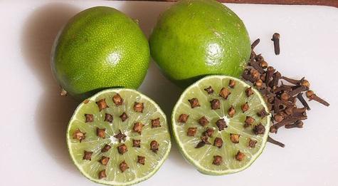 Limón y clavos de olor para ahuyentar moscas. Limón y clavos de olor para ahuyentar moscas.