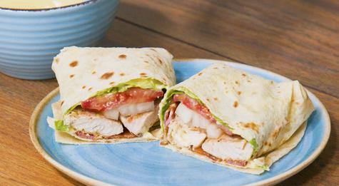 Wrap de pollo y tocino. Wrap de pollo y tocino.
