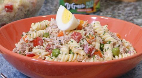 Ensalada de fideos con atún. Ensalada de fideos con atún.